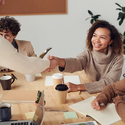 5 hábitos para mejorar nuestro bienestar en el trabajo este año